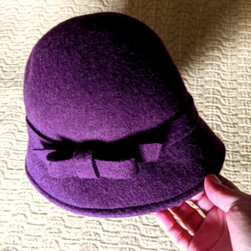Beautiful hat 100% wool pre-owned but in good condition.. lightly Used 🪖👌